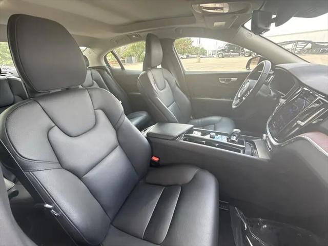 2024 Volvo S60 B5 Plus Dark Theme