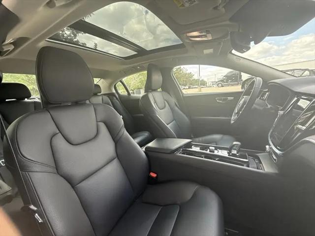 2024 Volvo S60 B5 Plus Dark Theme