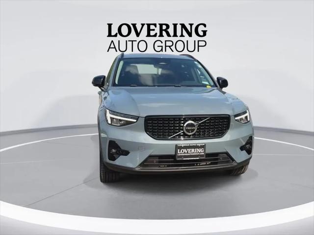 2023 Volvo XC40 B5 Plus Dark Theme