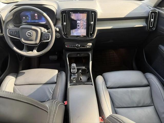 2023 Volvo XC40 B5 Plus Dark Theme