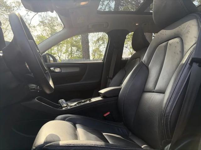 2023 Volvo XC40 B5 Plus Dark Theme