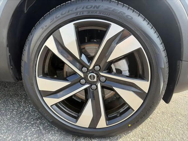 2023 Volvo XC40 B5 Plus Dark Theme