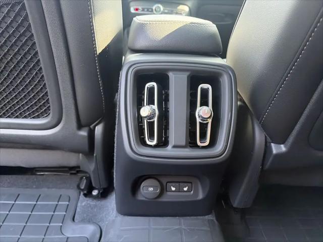 2023 Volvo XC40 B5 Plus Dark Theme