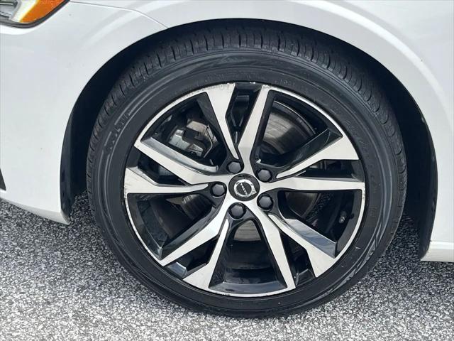2024 Volvo S60 B5 Core Dark Theme