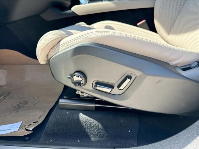 2026 Volvo XC90 Ultra, B6 AWD Gas (mild hybrid), Gasoline, Bright, 6 Seats