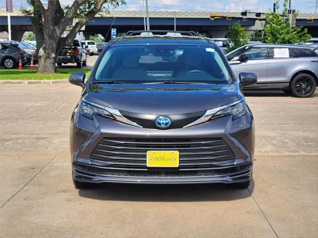2025 Toyota Sienna LE