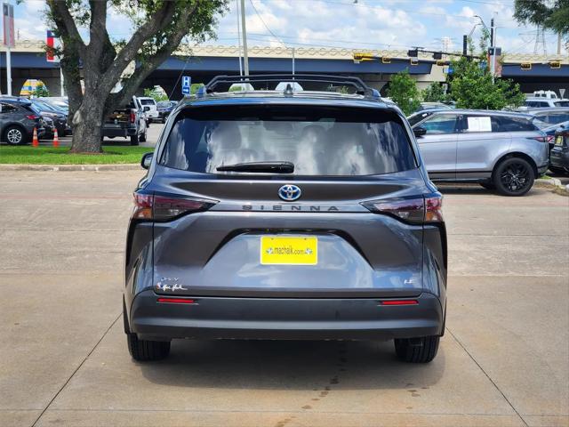 2025 Toyota Sienna LE