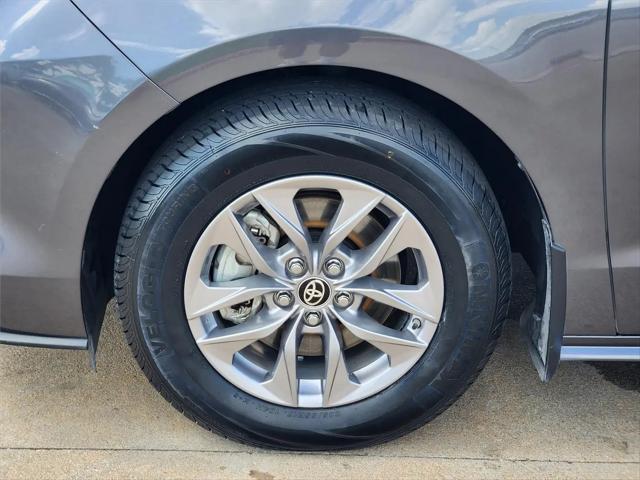 2025 Toyota Sienna LE