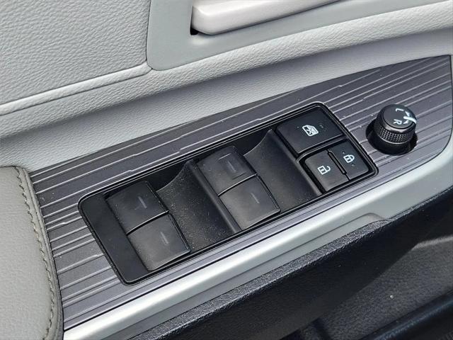 2025 Toyota Sienna LE