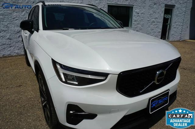 2023 Volvo XC40 B5 Plus Dark Theme