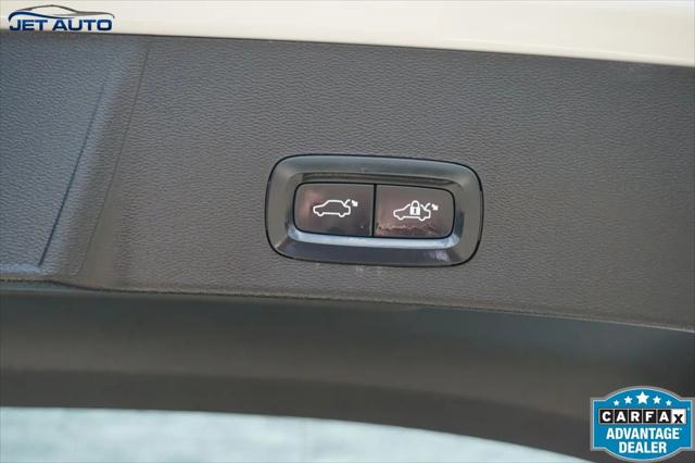 2023 Volvo XC40 B5 Plus Dark Theme
