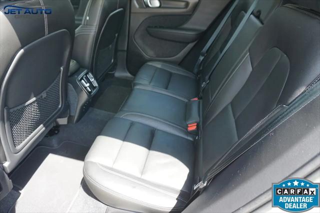2023 Volvo XC40 B5 Plus Dark Theme