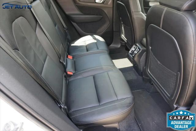 2023 Volvo XC40 B5 Plus Dark Theme