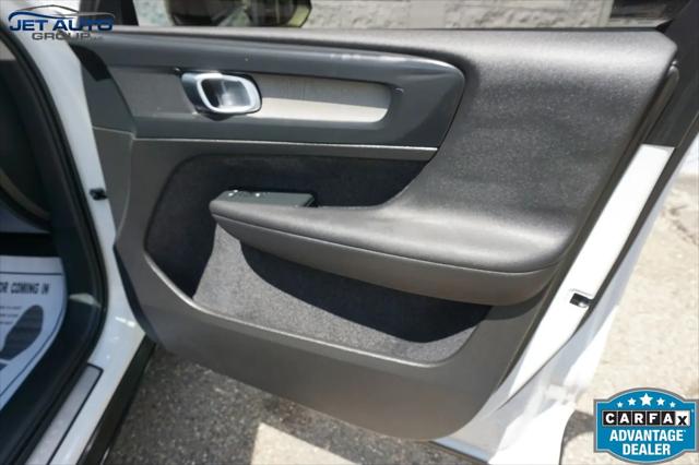 2023 Volvo XC40 B5 Plus Dark Theme