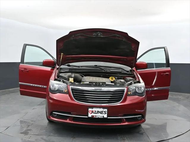 2014 Chrysler Town & Country S