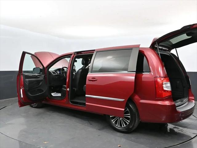 2014 Chrysler Town & Country S