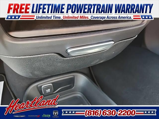 2027 Chrysler Pacifica Select