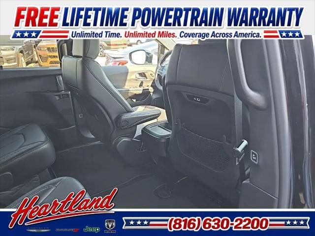 2027 Chrysler Pacifica Select
