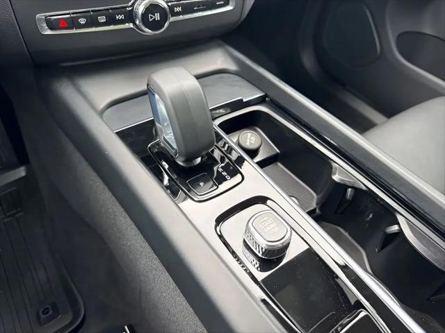2024 Volvo XC60 B5 Core Dark Theme