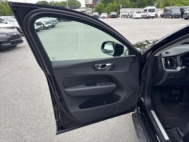 2024 Volvo XC60 B5 Core Dark Theme