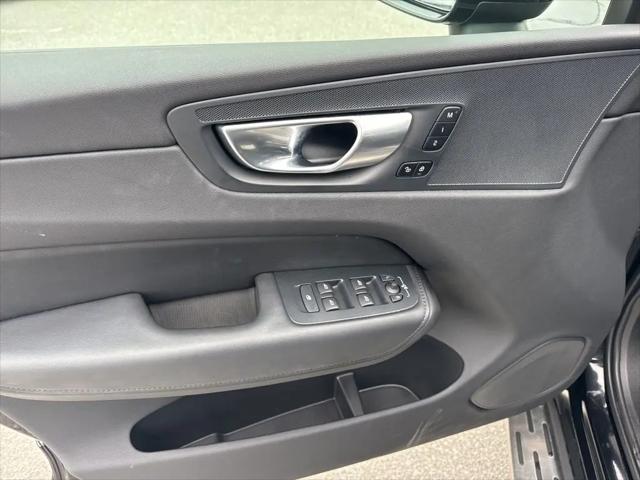 2024 Volvo XC60 B5 Core Dark Theme