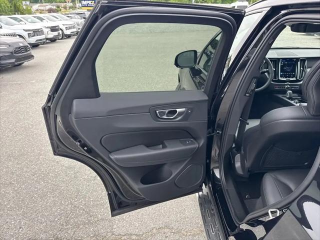 2024 Volvo XC60 B5 Core Dark Theme
