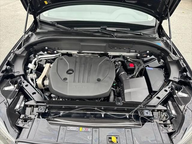 2024 Volvo XC60 B5 Core Dark Theme