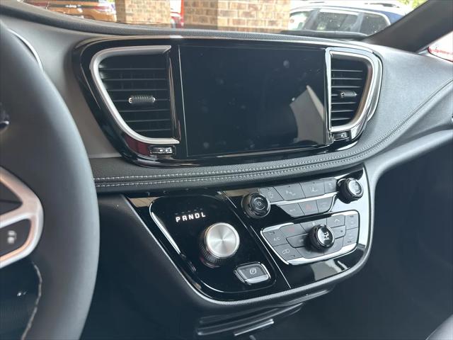 2027 Chrysler Pacifica Select AWD