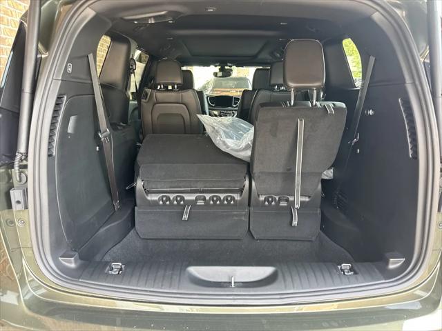 2027 Chrysler Pacifica Select AWD