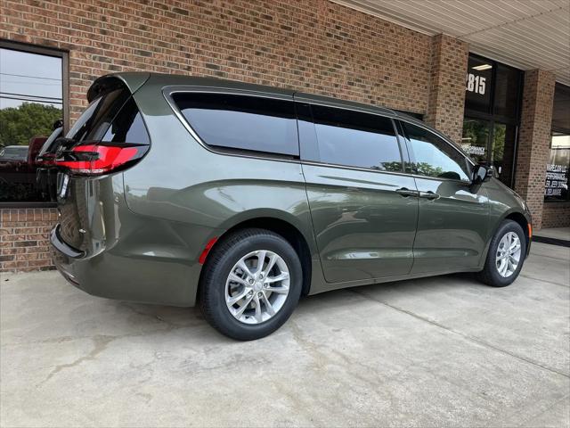 2027 Chrysler Pacifica Select AWD