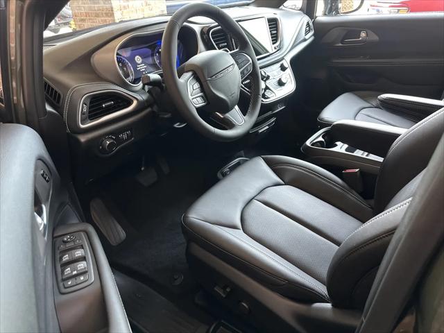 2027 Chrysler Pacifica Select AWD