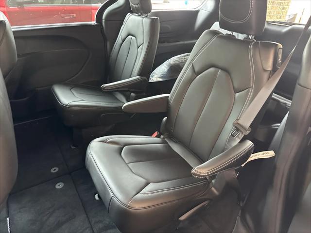 2027 Chrysler Pacifica Select AWD