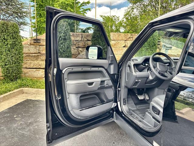 2026 Land Rover Defender P635 OCTA Black