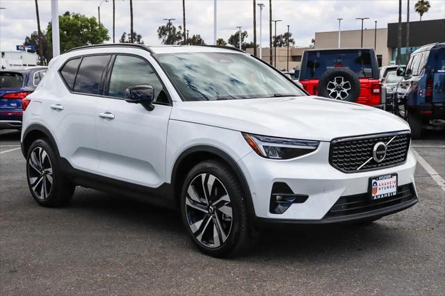 2023 Volvo XC40 B5 Ultimate Dark Theme
