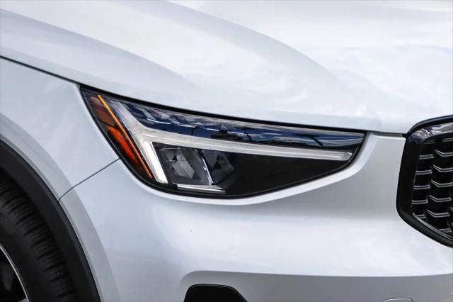 2023 Volvo XC40 B5 Ultimate Dark Theme