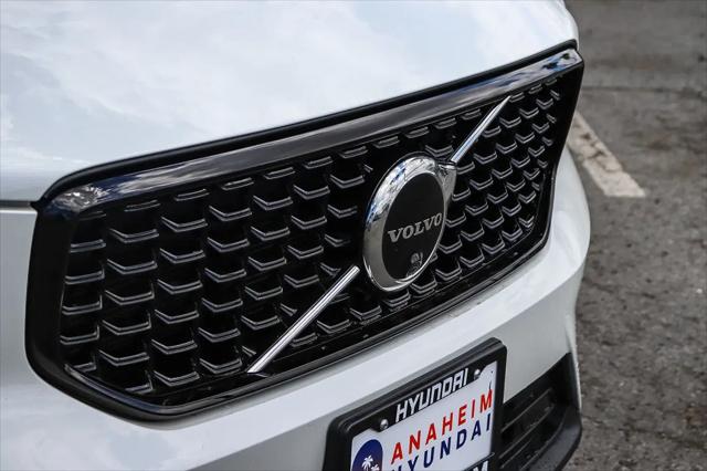 2023 Volvo XC40 B5 Ultimate Dark Theme