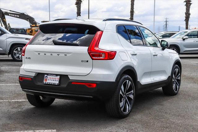 2023 Volvo XC40 B5 Ultimate Dark Theme