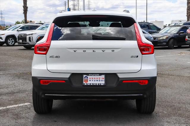 2023 Volvo XC40 B5 Ultimate Dark Theme