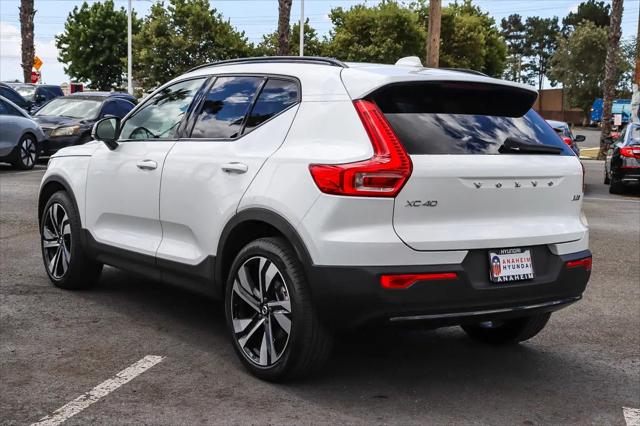 2023 Volvo XC40 B5 Ultimate Dark Theme