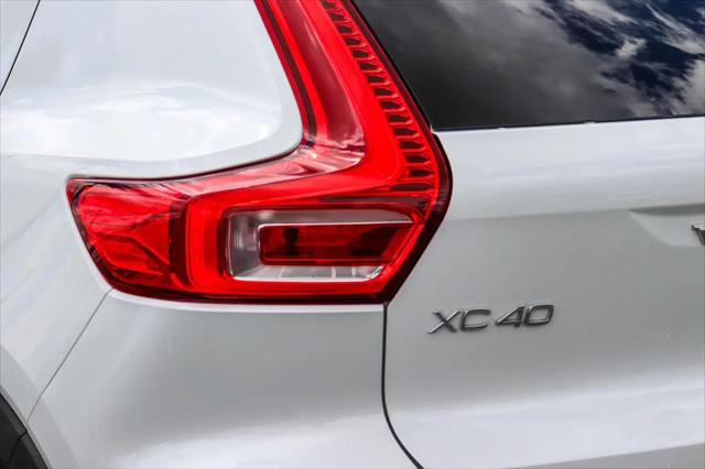 2023 Volvo XC40 B5 Ultimate Dark Theme