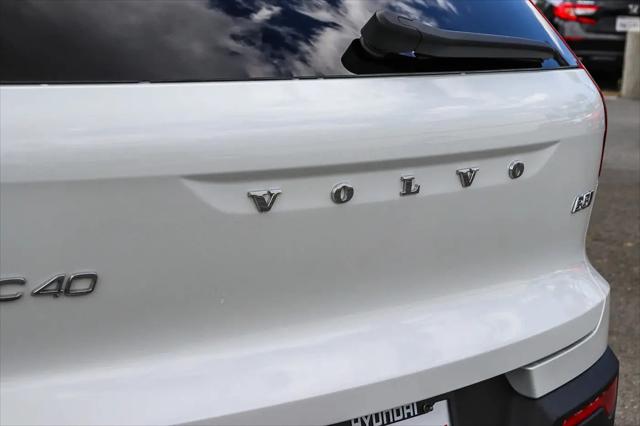 2023 Volvo XC40 B5 Ultimate Dark Theme