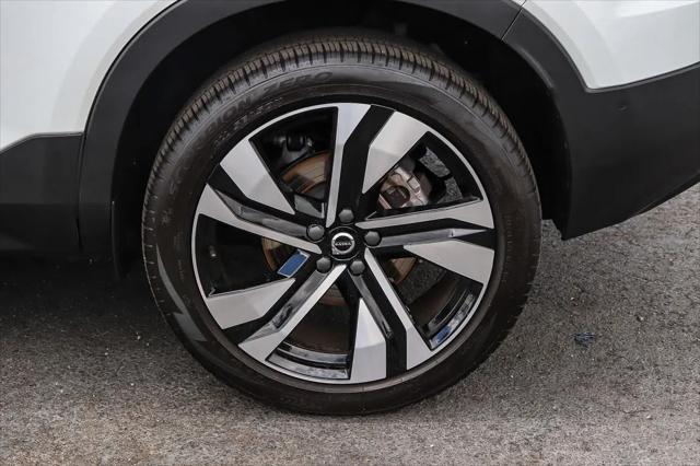 2023 Volvo XC40 B5 Ultimate Dark Theme