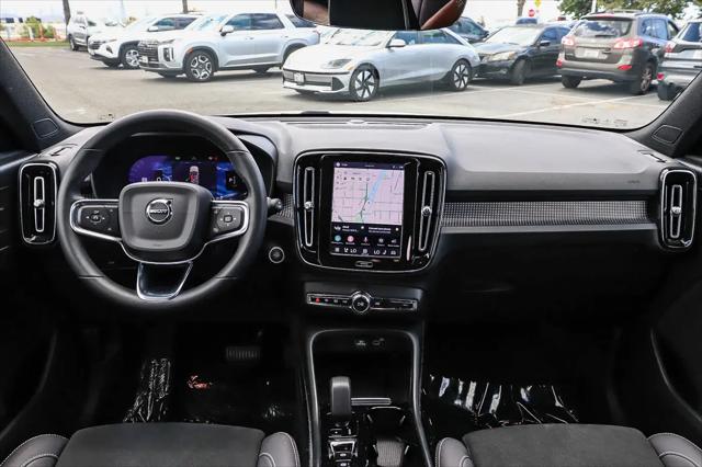 2023 Volvo XC40 B5 Ultimate Dark Theme