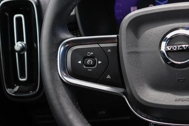 2023 Volvo XC40 B5 Ultimate Dark Theme