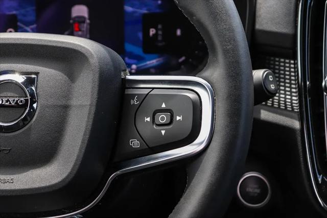 2023 Volvo XC40 B5 Ultimate Dark Theme