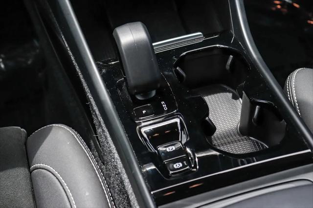2023 Volvo XC40 B5 Ultimate Dark Theme