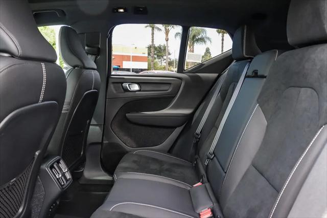 2023 Volvo XC40 B5 Ultimate Dark Theme