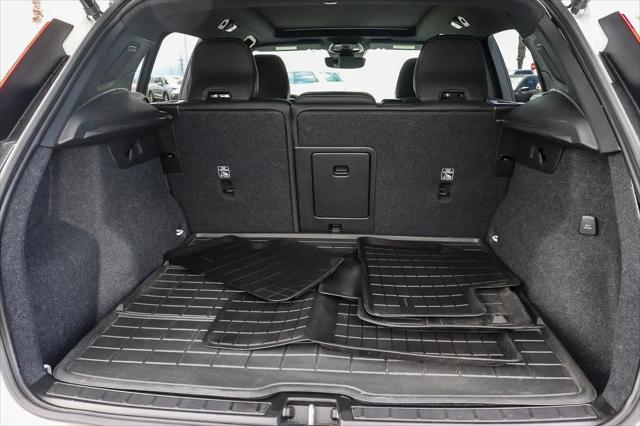 2023 Volvo XC40 B5 Ultimate Dark Theme