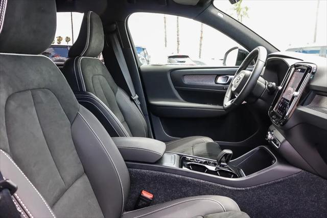 2023 Volvo XC40 B5 Ultimate Dark Theme