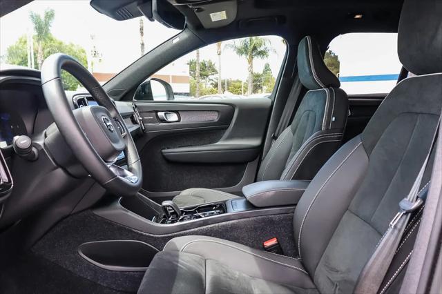 2023 Volvo XC40 B5 Ultimate Dark Theme